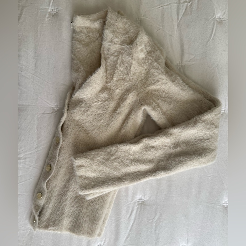 NWT Abercrombie Eyelash Slim Cardigan in Cream Size M